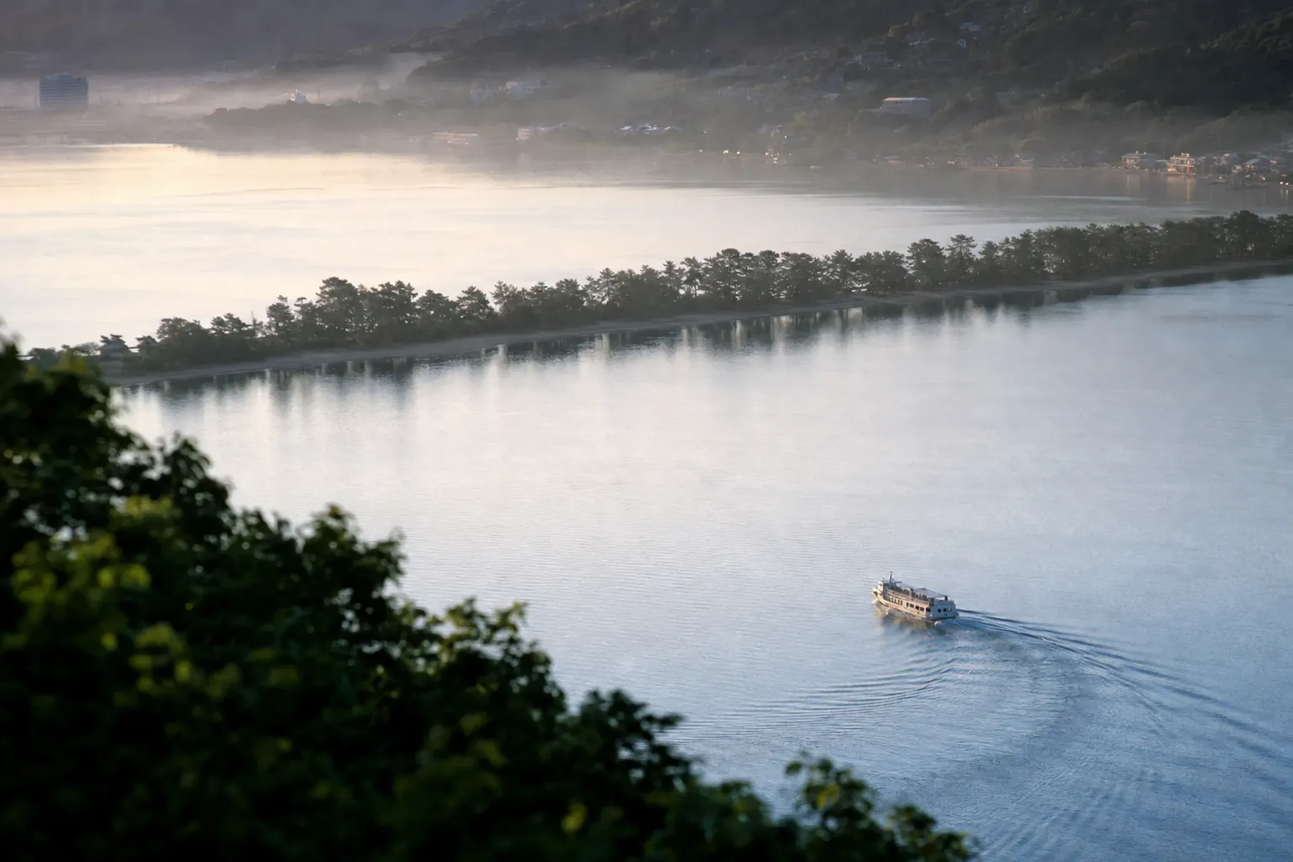 In the morning a sightseeing boat circles the bay to