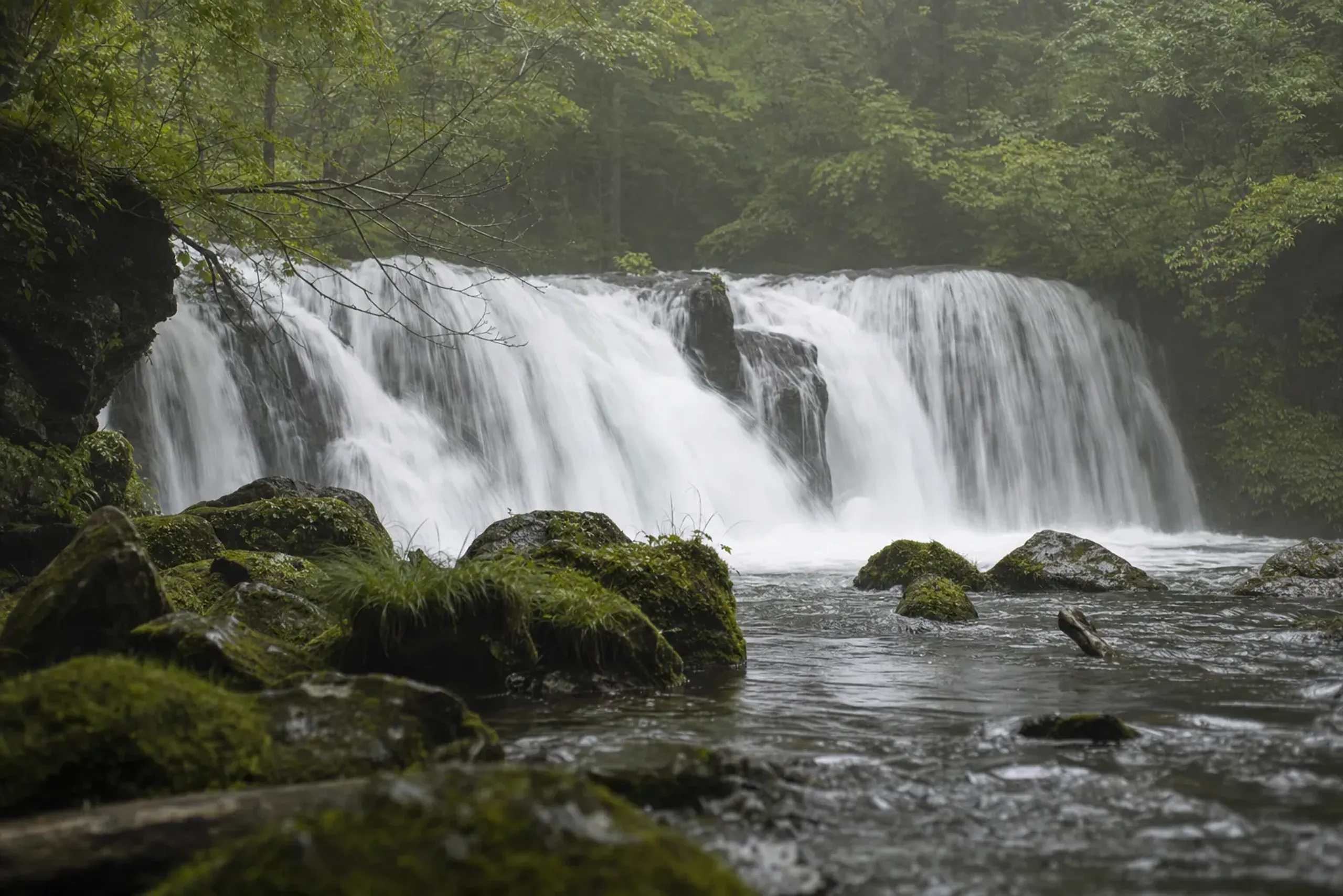 Chōshi Ōtaki (銚子大滝) sits on the Oirase Stream’s main course,