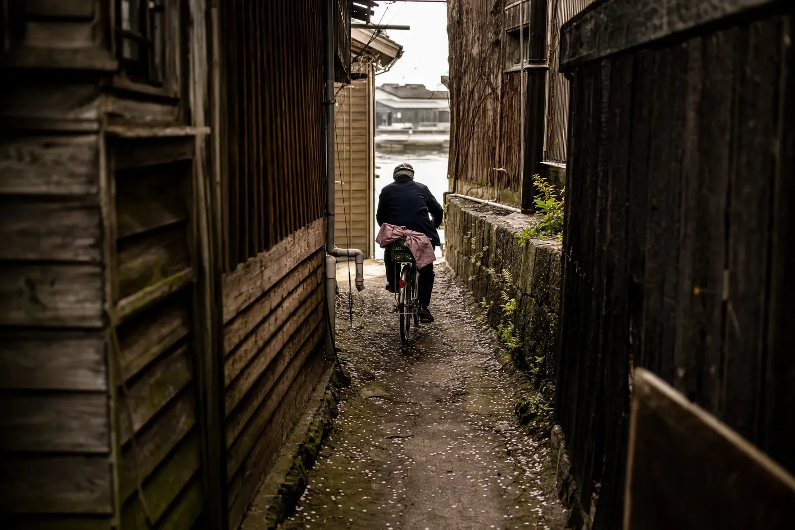 Minibuses are not suitable, and there is a narrow shortcut.