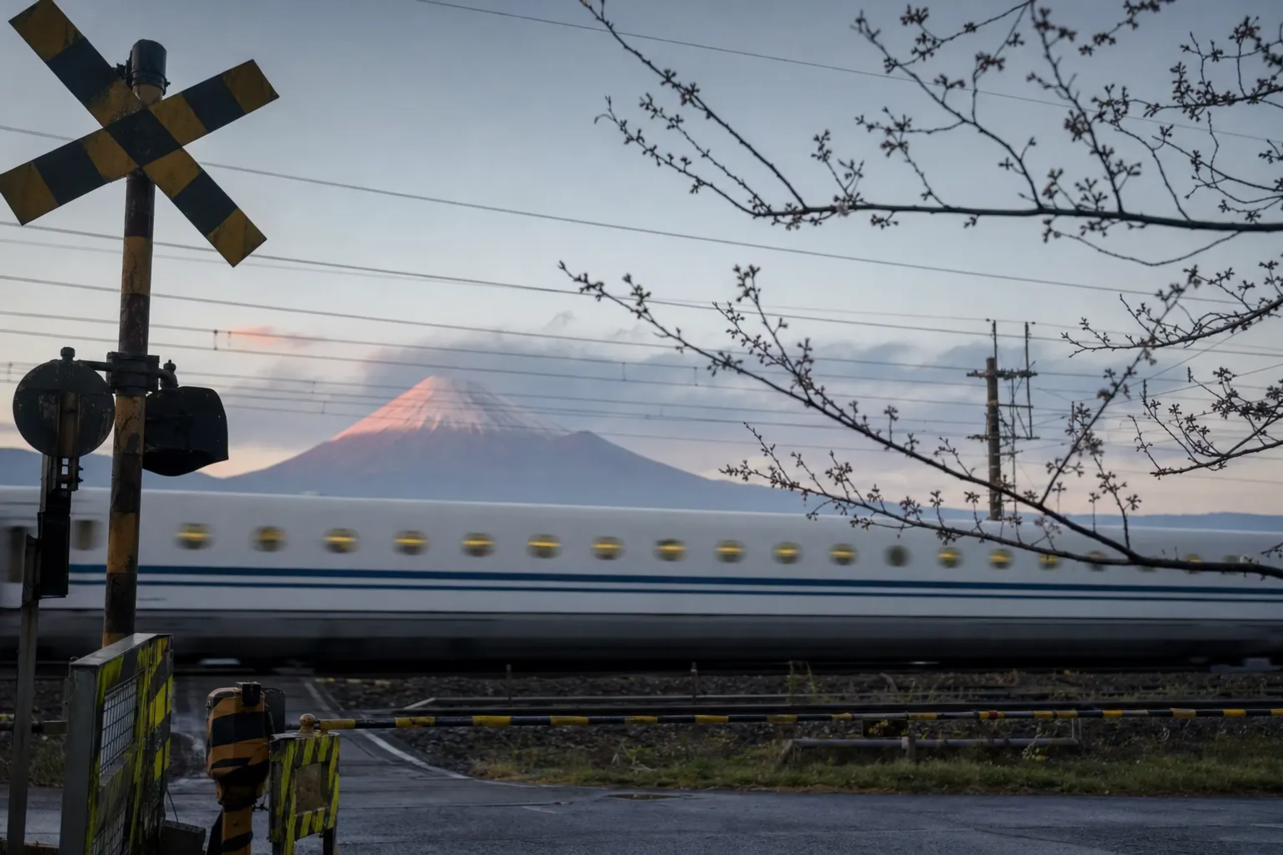 Official tourism sources describe Shizuoka as about an hour