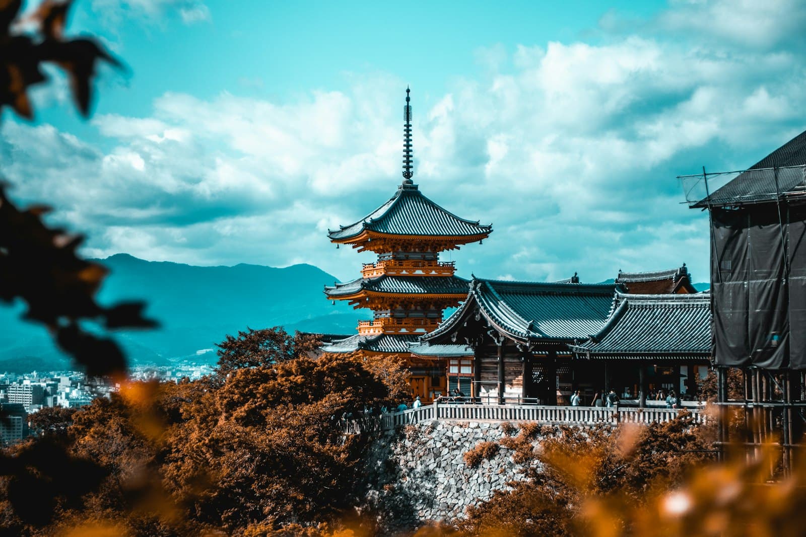 京都・紅葉の上にそびえる清水寺